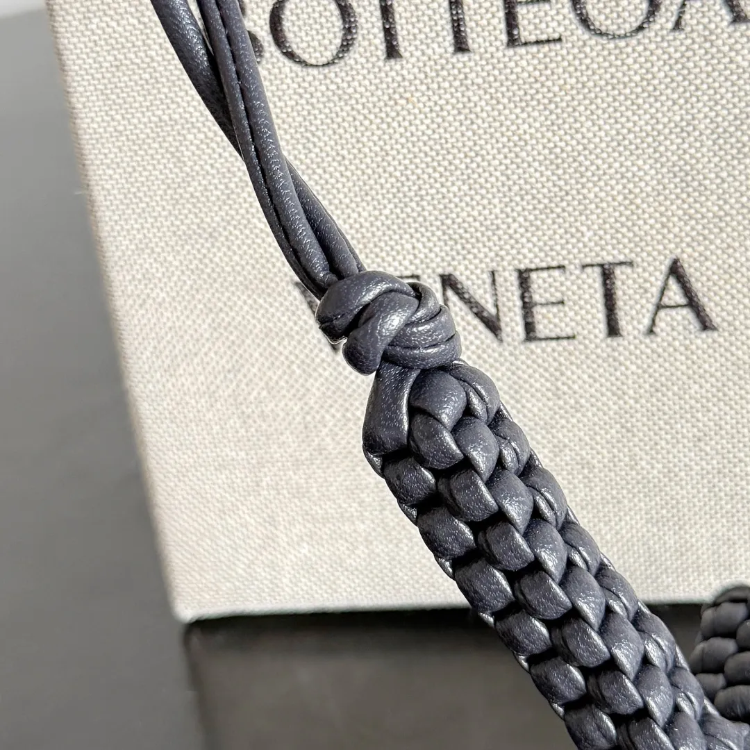 Batch 420 Let’s see what new cute little thing BV has released~ It’s this letter pendant, which is different from the puppy pendant. The weaving of this letter is more three-dimensional, and the material is very solid, and it is not easy to deform even if it is folded. Style number: L